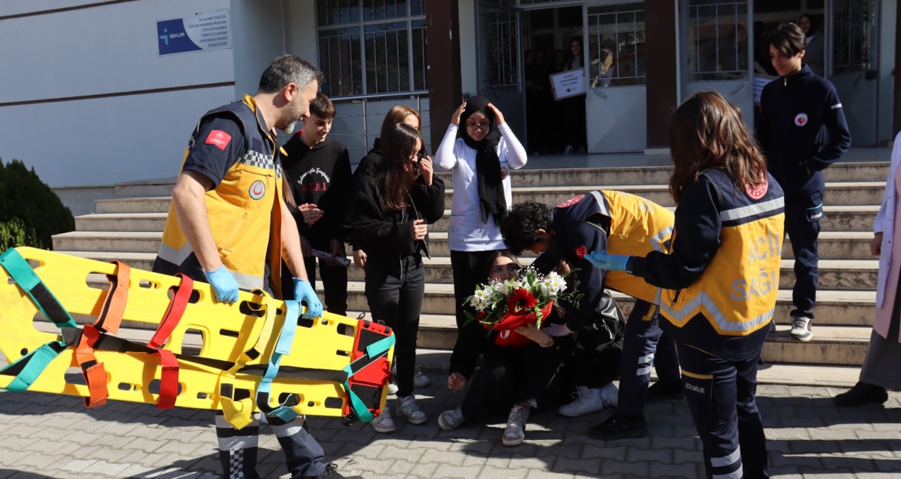 Şaşırtan Sürpriz! Sağlık Ekiplerine Öğrencilerden 14 Mart Tıp Bayramı Hediyeleri
