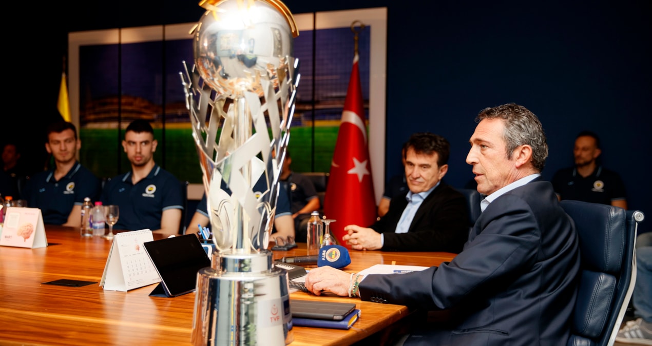 Fenerbahçe Medicana, Şampiyonluk Kupasını Ali Koç'a Takdim Etti
