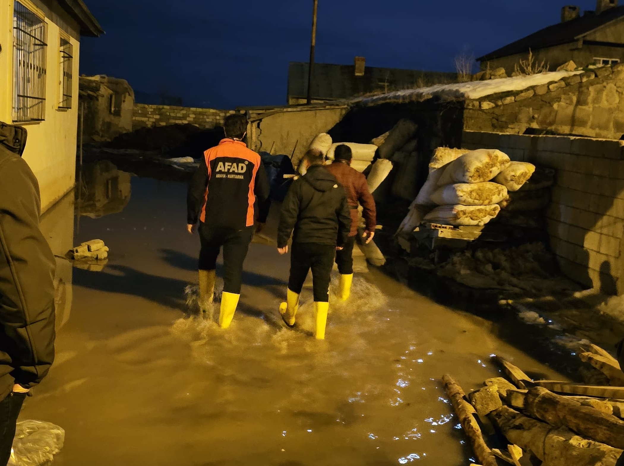 AFAD devreye girdi, eriyen kar suları şehrin altını üstüne getirdi