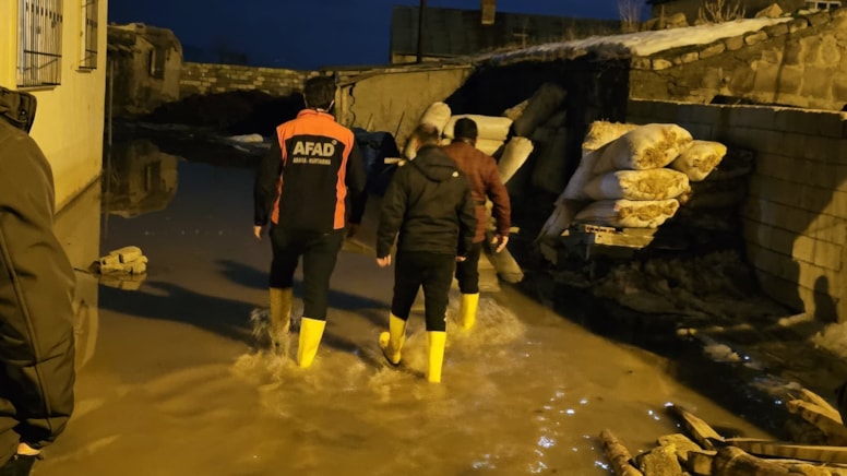 AFAD devreye girdi, eriyen kar suları şehrin altını üstüne getirdi