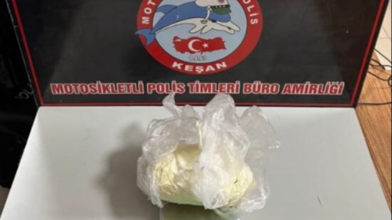 Teyzenin uyuşturucu oyunu! Polisi görünce yeğenine verdi