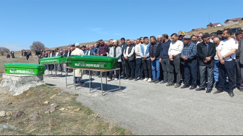 Feci kazada ölen aynı aileden 3 kişi, yan yana toprağa verildi