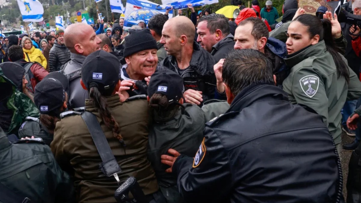 Netanyahu, iç istihbarat başkanını görevden aldı: Başkent protestolarla sarsıldı