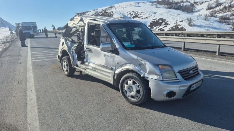 Erzurum'da feci kaza! Kamyona çarpan araçtan yola fırlayan kadın öldü