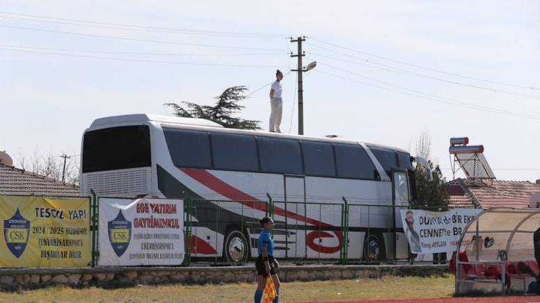 Cezalı antrenör maçı otobüsün üzerinden yönetti