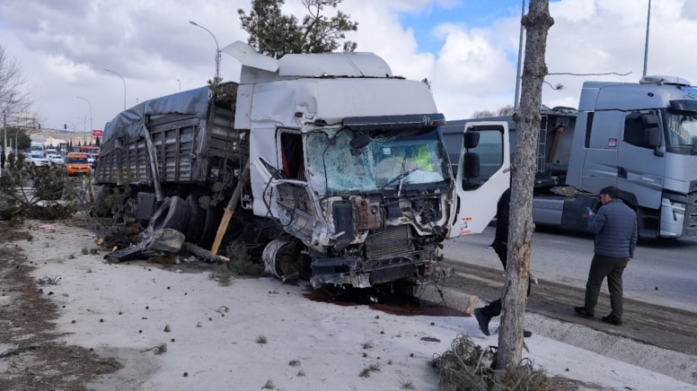 Kütahya'da feci kaza! tır ve panelvan birbirine girdi: 1 ölü, 2 yaralı