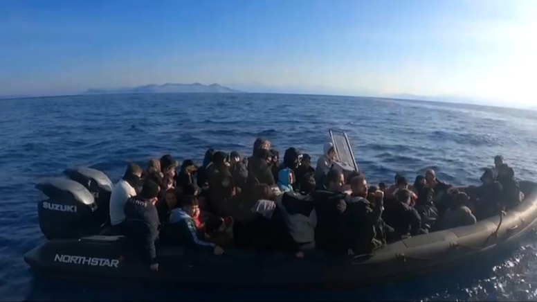 Adaya çıkmaya çalışan 57 düzensiz göçmen kurtarıldı 3 göçmenin cesedi bulundu