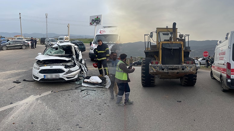 Otomobille iş makinesi çarpıştı; feci kazada 1 kişi öldü, 4 kişi yaralandı