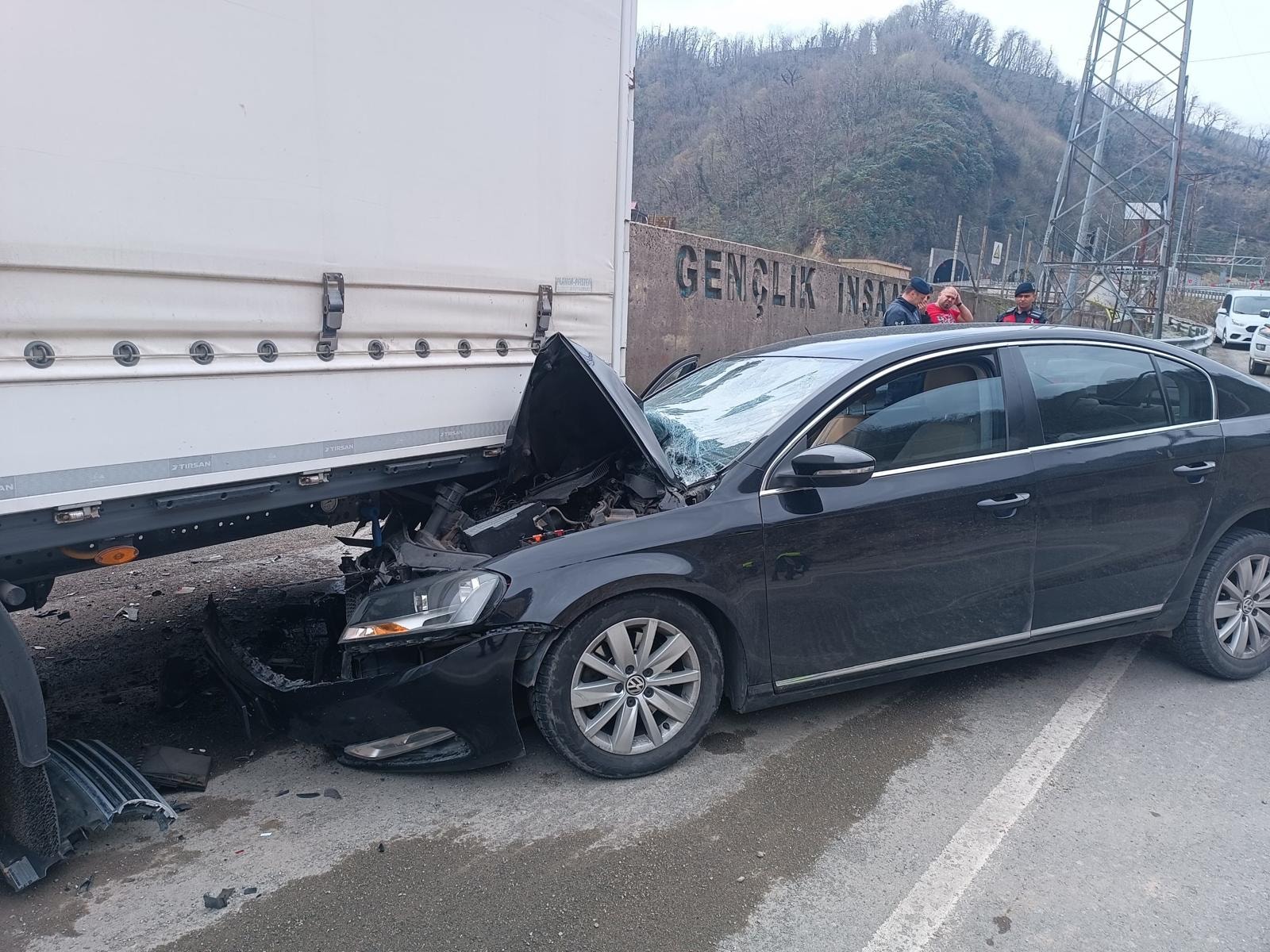 Artvin'de otomobil park halindeki tıra çarptı! 3 yaralı