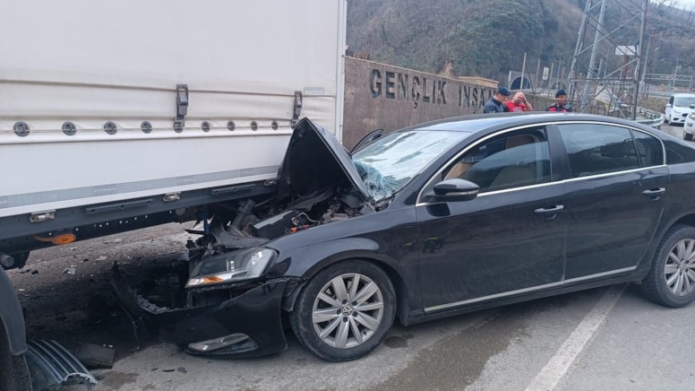 Artvin'de otomobil park halindeki tıra çarptı! 3 yaralı