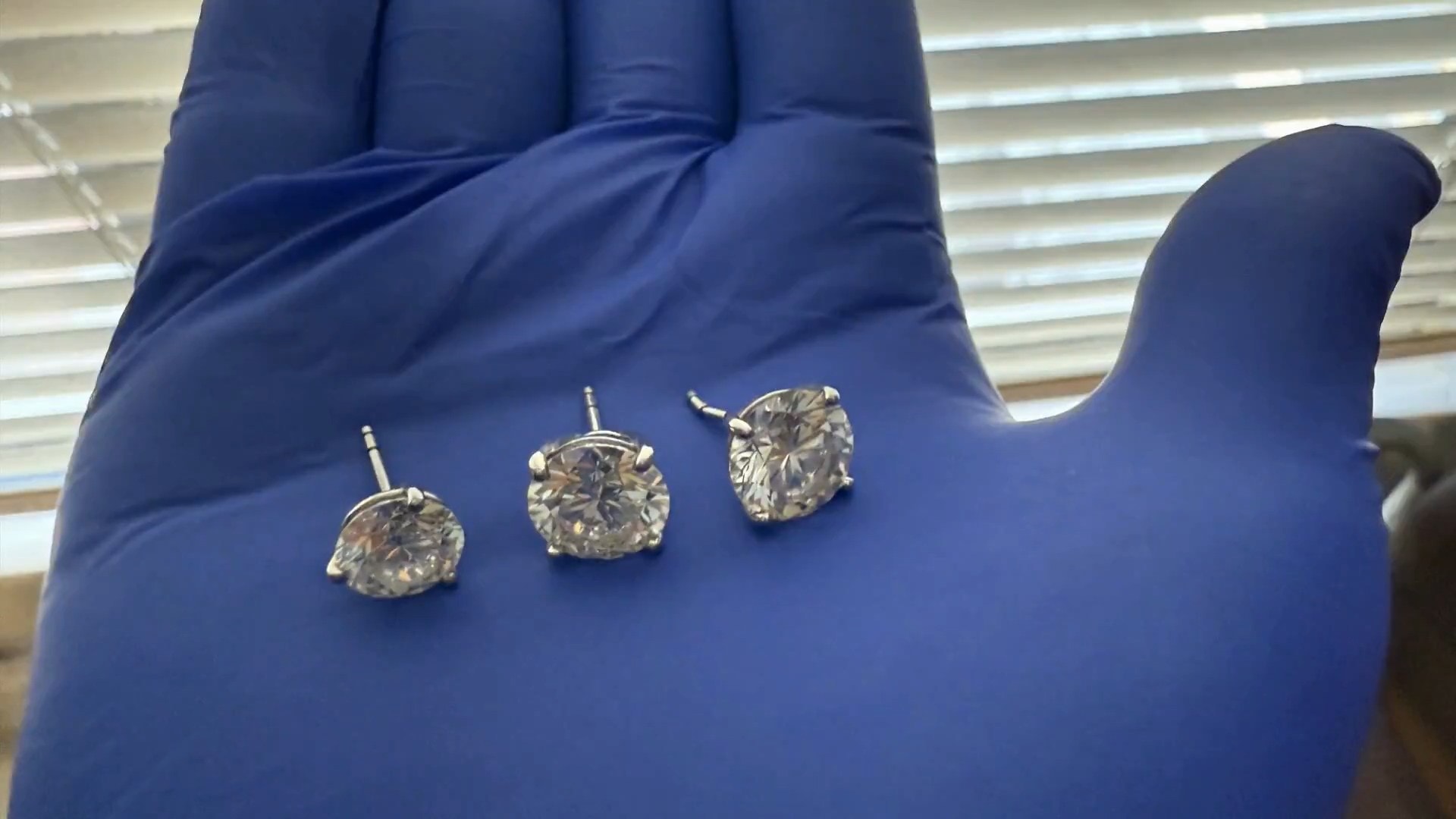 Hırsızın çaldıktan sonra yuttuğu 769 bin dolarlık küpeler iade edildi