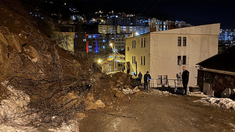 Artvin'de heyelan sebebiyle mahalle yolu kapandı