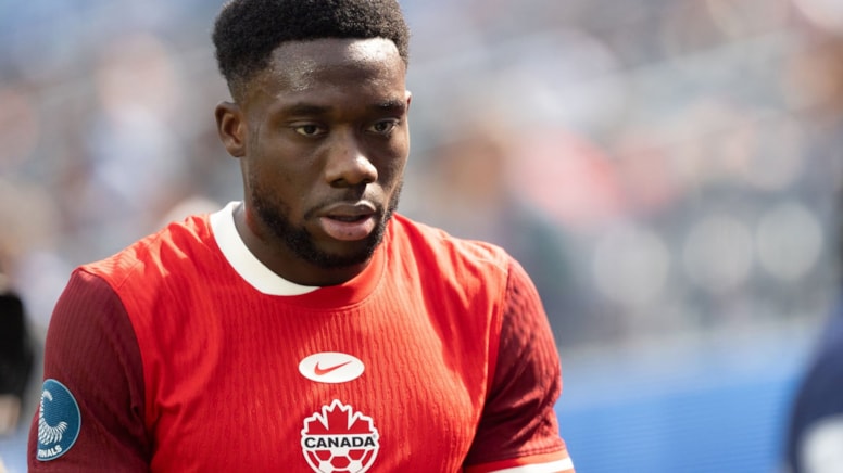 1 ay önce 5 yıllık imza atmıştı! Alphonso Davies'in çapraz bağları yırtıldı