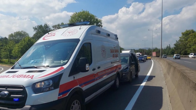 Hamile kadını hastaneye götüren ambulans kaza yaptı