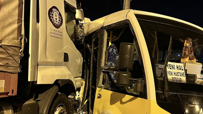 Mardin'de TIR ile yolcu minibüsü çarpıştı: Yaralılar var