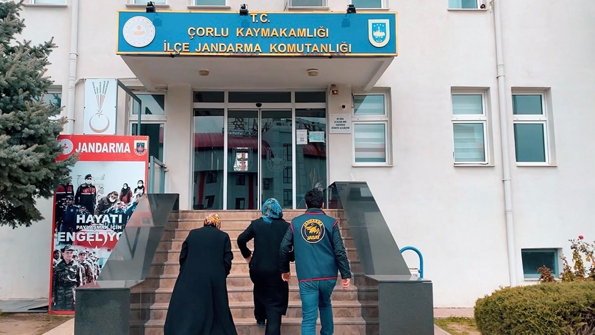 'Aile meclisi' kararıyla 2 günlük bebeği boğup, üstüne beton dökmüşler! 5 yıllık firari anne ve anneanne yakalandı...