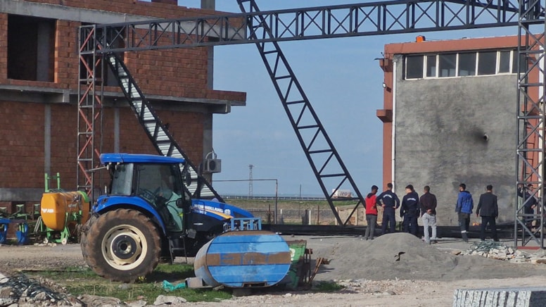 Atölyenin çatısı çöktü: 1'i ağır, 4 yaralı