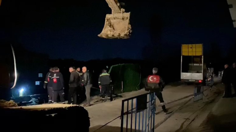 İstanbul'da yol çöktü: Bölgede elektrikler kesildi