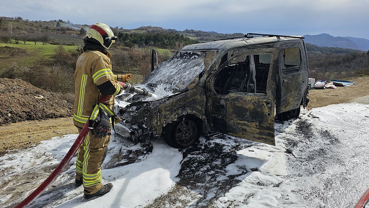 Bursa'da alev alan araç demir yığınına döndü