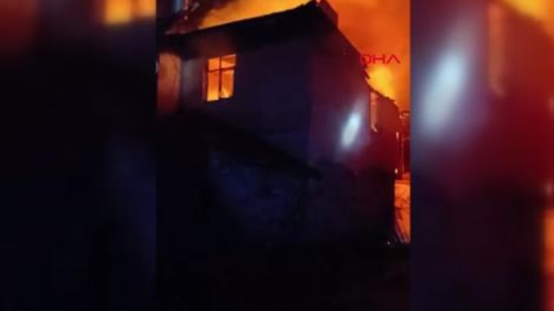 Ankara'da ahşap ev alev alev yandı