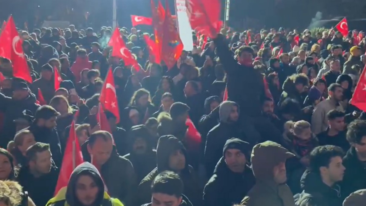 Saraçhane'de tarihi gece: Onbinler İmamoğlu’na sahip çıkıyor