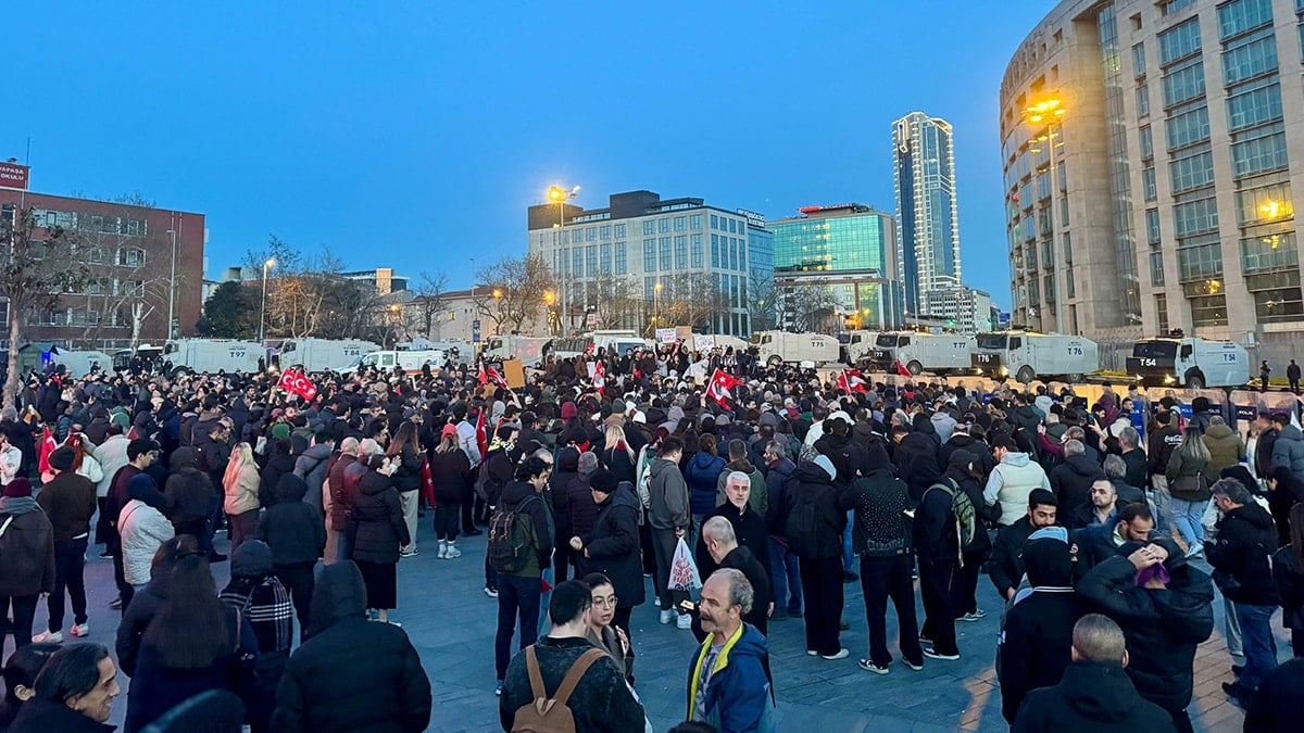 Son dakika...  Çağlayan'a giden yollar kapatıldı ama kalabalık adliye önünde toplandı