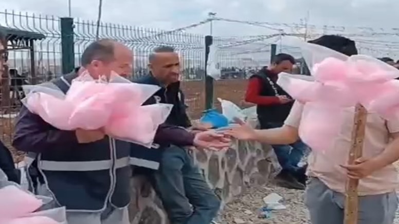 Nevruz etkinliğinde pamuk şeker dağıtan polisler konuştu