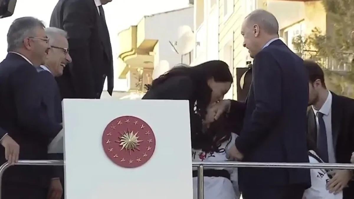 Erdoğan'ın elini öptü başkan yardımcılığını bir kez daha kaptı!