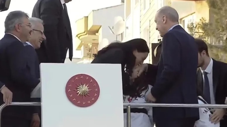 Erdoğan'ın elini öptü başkanlığı kaptı!