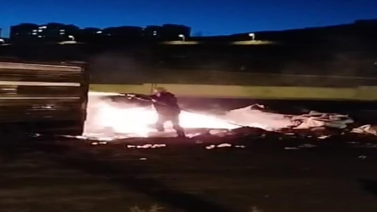 Geri dönüşüm malzemesi dolu kamyon alev aldı