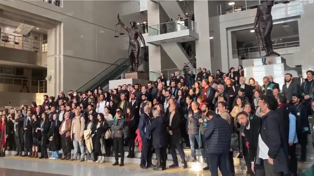 İstanbul Barosu'nun görevden el çektirilmesi davasında gerginlik