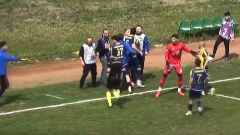 Amatör maçta futbolcular, basın mensuplarına saldırdı
