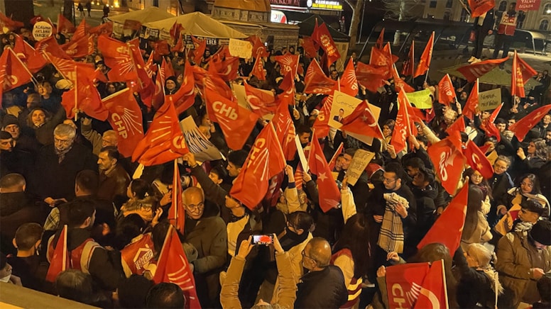 Elazığ’da yüzlerce kişi İmamoğlu için nöbet tuttu