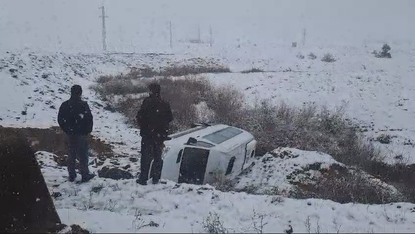 Bingöl'de işçi minibüsü şarampole devrildi: 9 yaralı