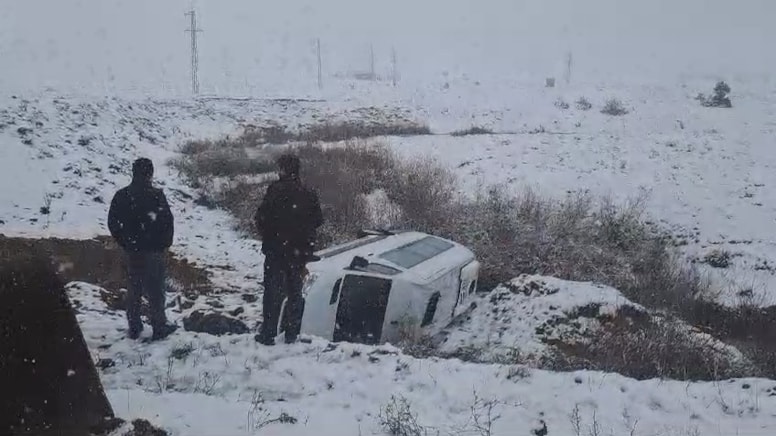 Bingöl'de işçi minibüsü şarampole devrildi: 9 yaralı