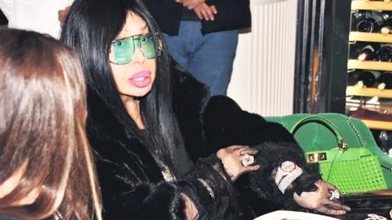 B�lent Ersoy gece yar�s� m�cevher ma�azas� kapatt�rd�, restoran a�t�rd�