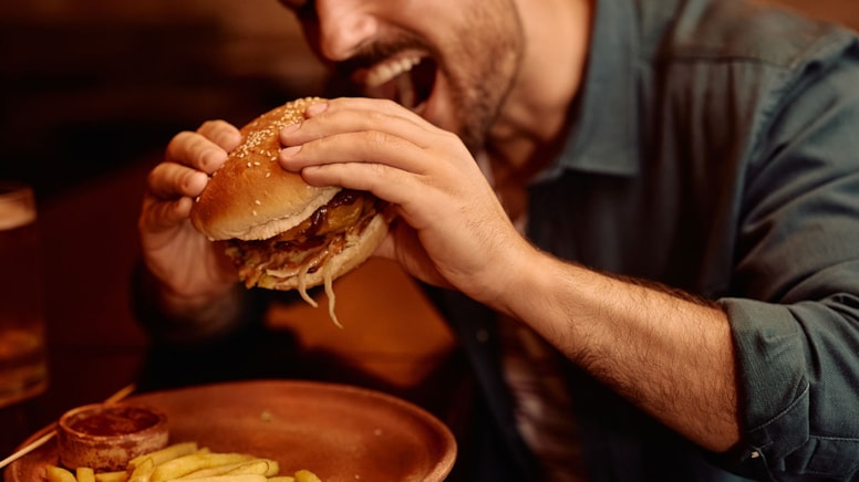 Hamburgeri öyle bir yedi ki anında acile kaldırıldı