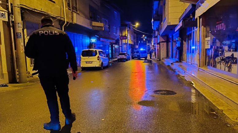 Bayram günü bıçaklı kavga: 3 kişi yaralandı