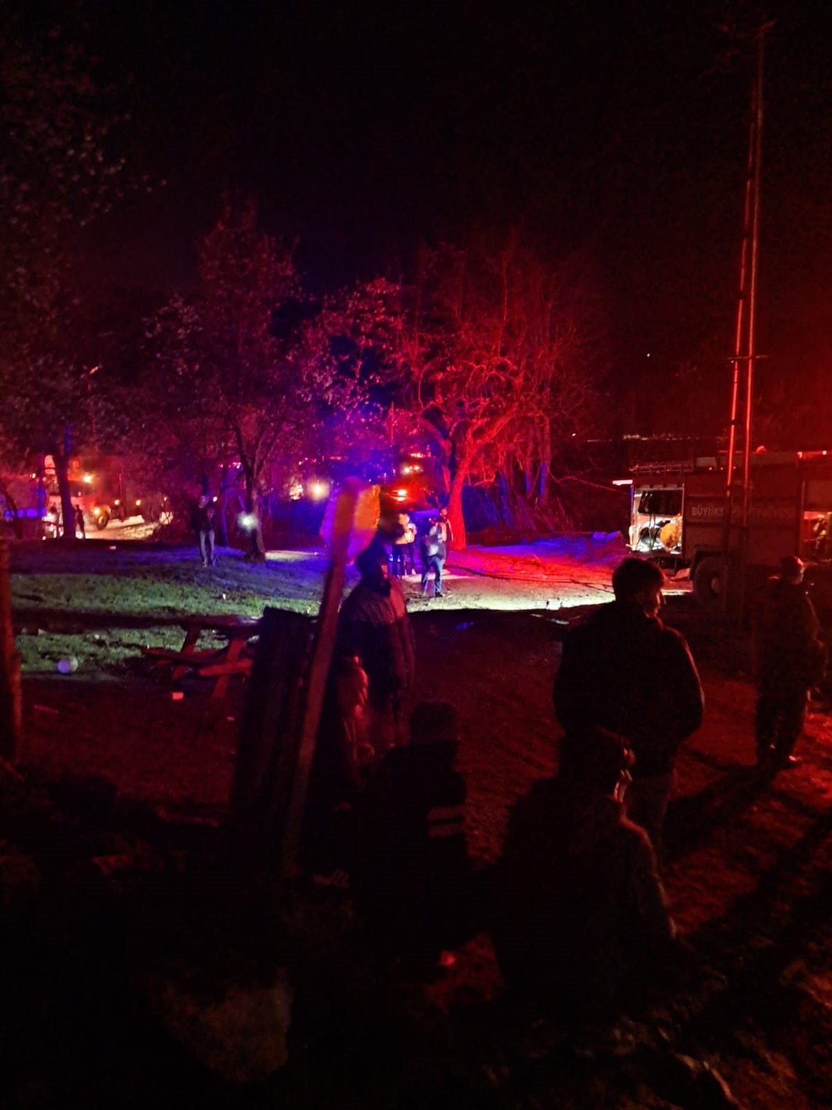 Elektrik kontağından çıkan yangında bir ev kül oldu