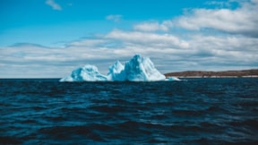 Antarktika'dan kopan buz dağı İngiltere'ye bağlı adada karaya oturdu