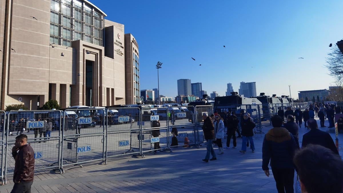 Çağlayan Adliyesi çevresinde İmamoğlu ablukası: 50 TOMA alana çekildi