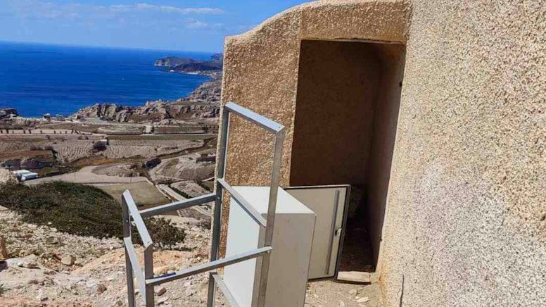 Santorini’de akıl almaz olay: Sismoloji merkezini soydular