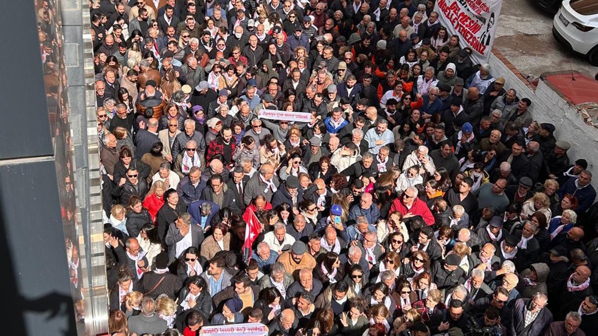 İzmir'de binlerce kişi İmamoğlu için bir araya geldi