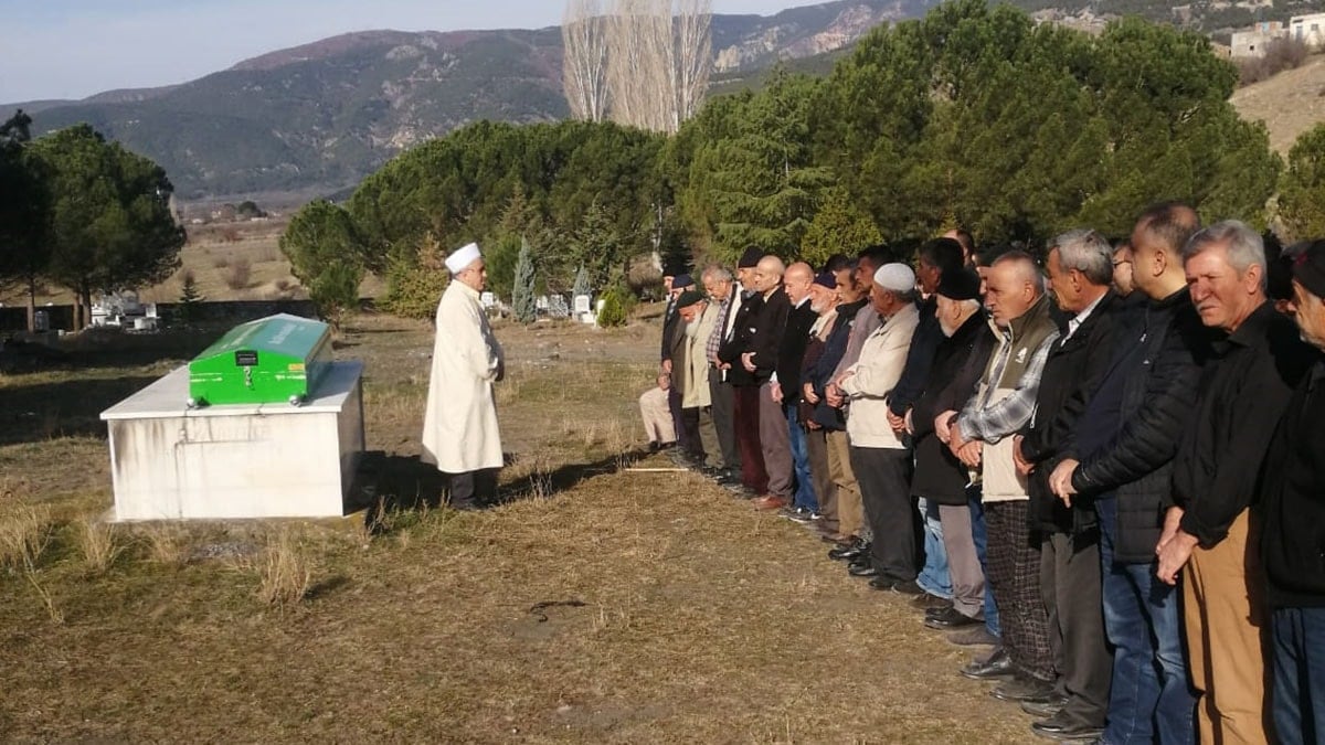 3 bilezik için öldürülen kadın defnedildi