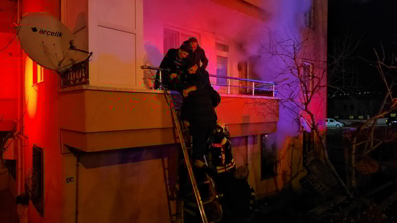 Yangında mahsur kalan 10 kişi kurtarıldı