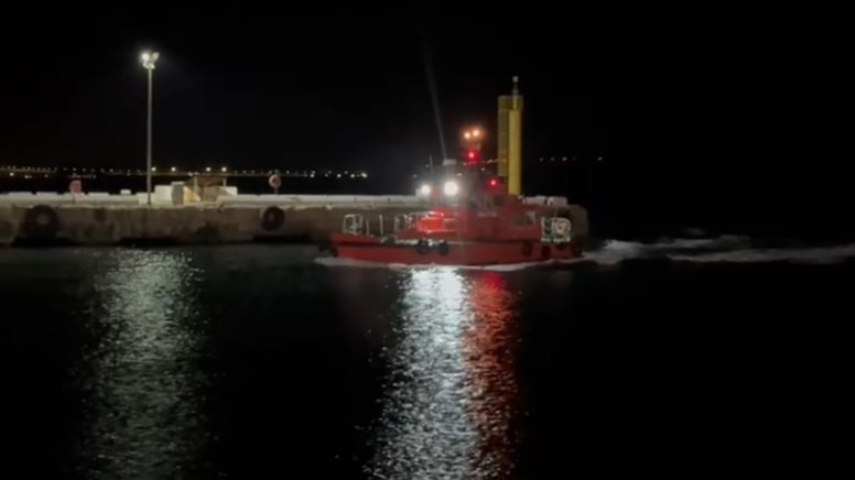 Çanakkale Boğazı'nda hareketli dakikalar: Denize düşen kılavuz kaptan kurtarıldı