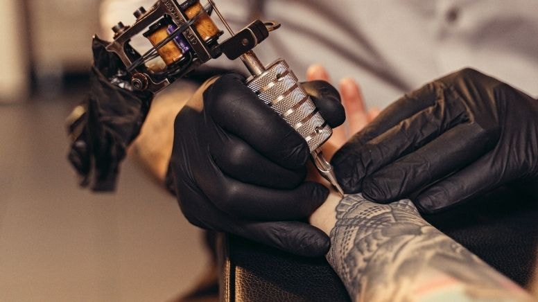 Dövme yaptıranlar dikkat! Yeni araştırma ortaya çıkardı: Kansere yakalanma riskini artırıyor