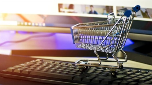 AYM muafiyeti iptal etti! İnternet alışverişlerinde yeni dönem başlıyorAYM’nin e-ticaret platformlarını "ayıplı mal" sorumluluğundan muaf tutan düzenlemeyi iptal etmesi, sektörde kartları yeniden karıyor. Ticaret Bakanlığı tüketici güvenini artıracak yeni bir model için kolları sıvarken, sektör tems
