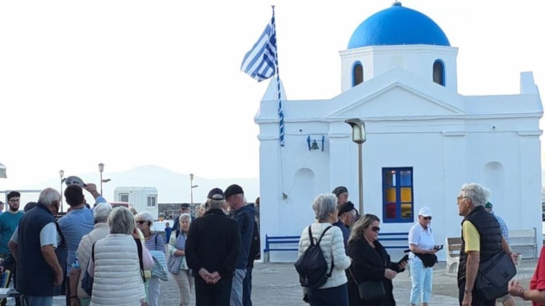 Santorini ile birlikte sarsılan Mikonos adasına sezonun ilk turist gemisi geldi