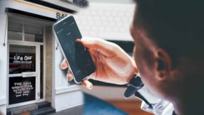 Cep telefonlarına ne kadar az bakarlarsa o kadar indirim kazanacaklar!
